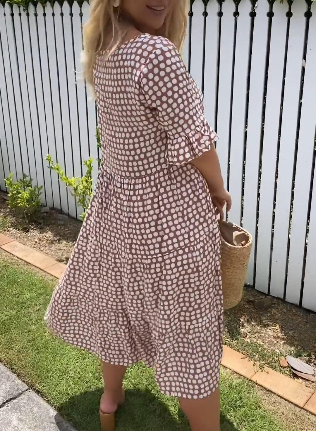 Short-Sleeve Midi Dress for Women in Polka Dot Design, Lightweight Breathable Fabric, Relaxed Fit for Summer Events