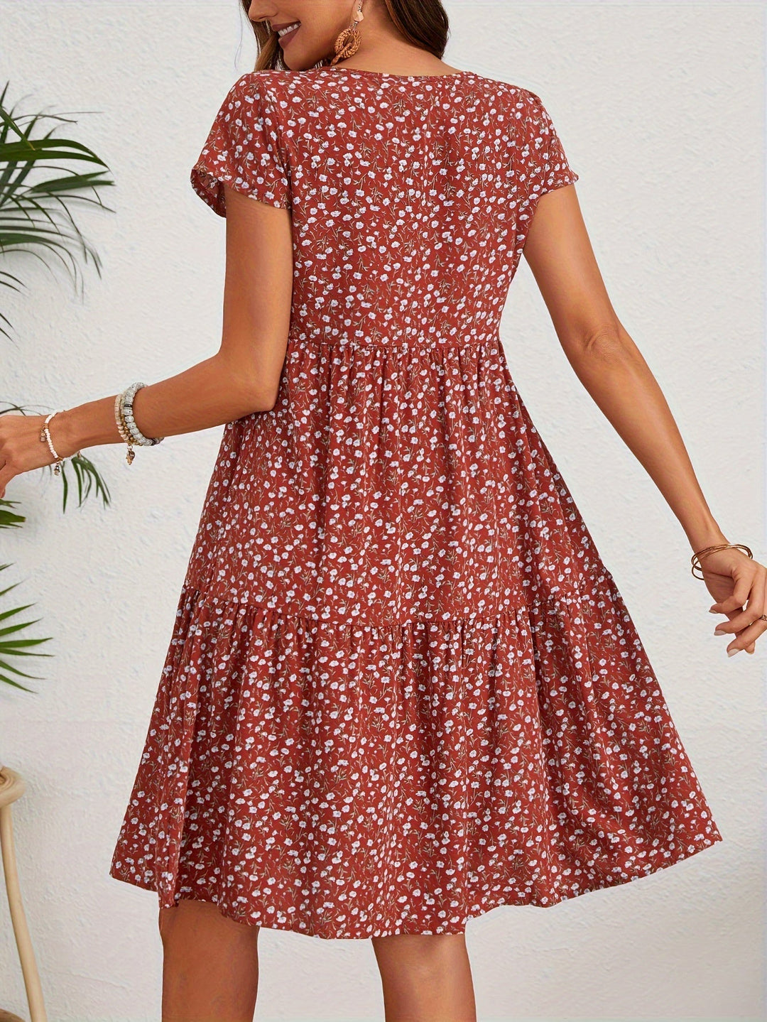Vintage Floral Wedding Guest Dress with Circular Neckline and Short Sleeves