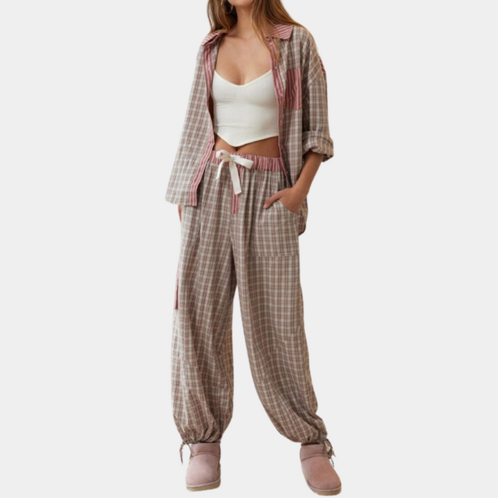 Breathable women’s pajama set – fitted striped design, 100% polyester, for relaxed nights