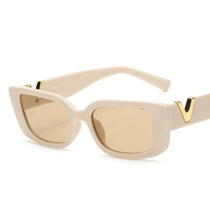 Lightweight women’s retro cat-eye sunglasses – unique design, UV400 protection, for summer 2025