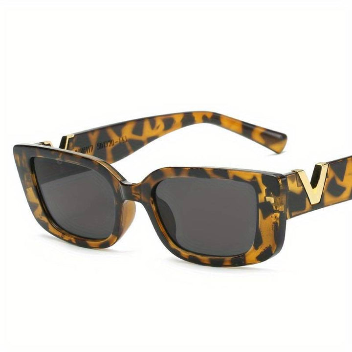 Lightweight women’s retro cat-eye sunglasses – unique design, UV400 protection, for summer 2025