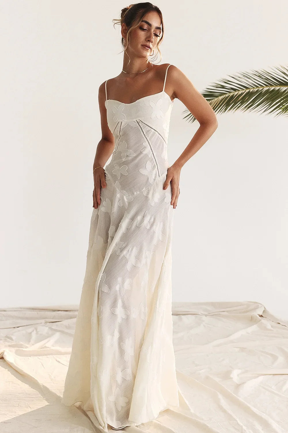 Elegant Backless Lace Maxi Dress for Women, Bodycon Evening Party Dress with Chic Design and Sophisticated Detailing