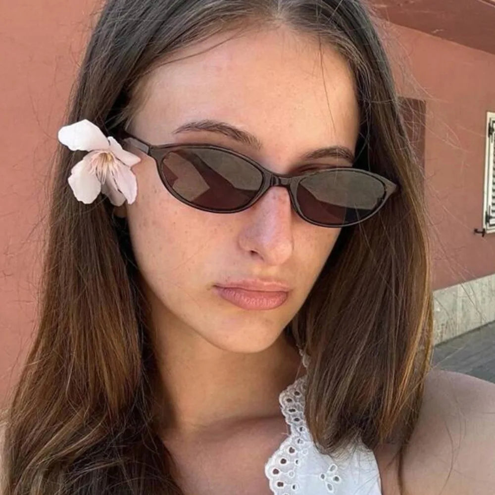 Lightweight women’s sunglasses – retro oval design, leopard print, for everyday wear