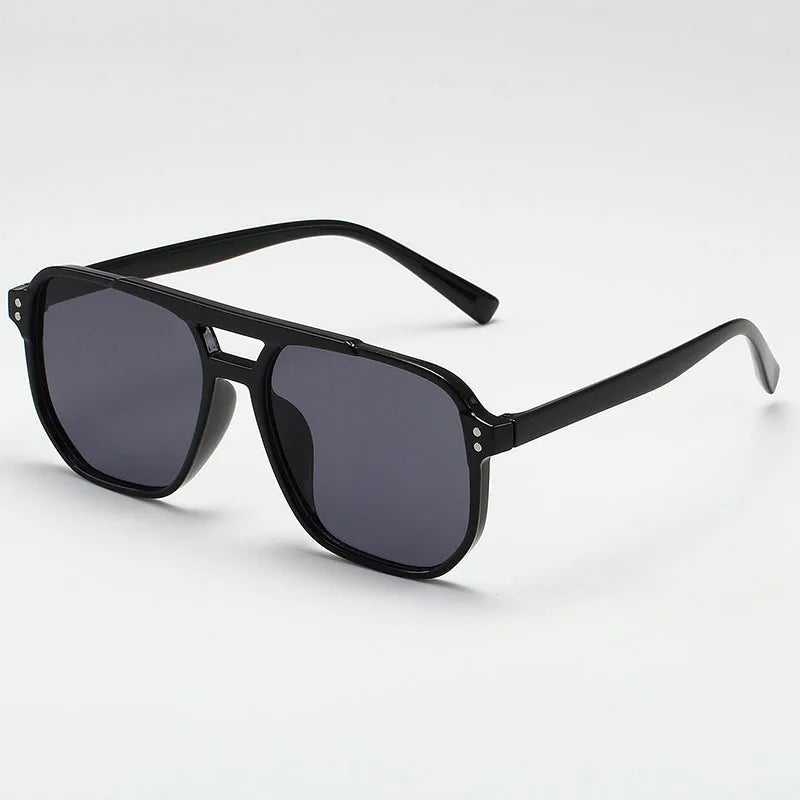 Durable men’s sunglasses – classic design, lightweight materials, for everyday use