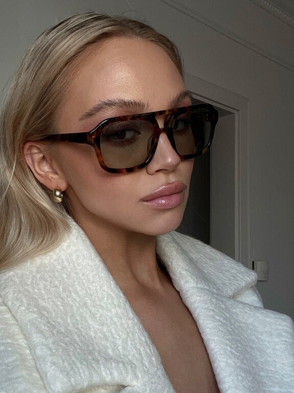 Lightweight unisex sunglasses – vintage design, UV400 protection, for leisure and travel