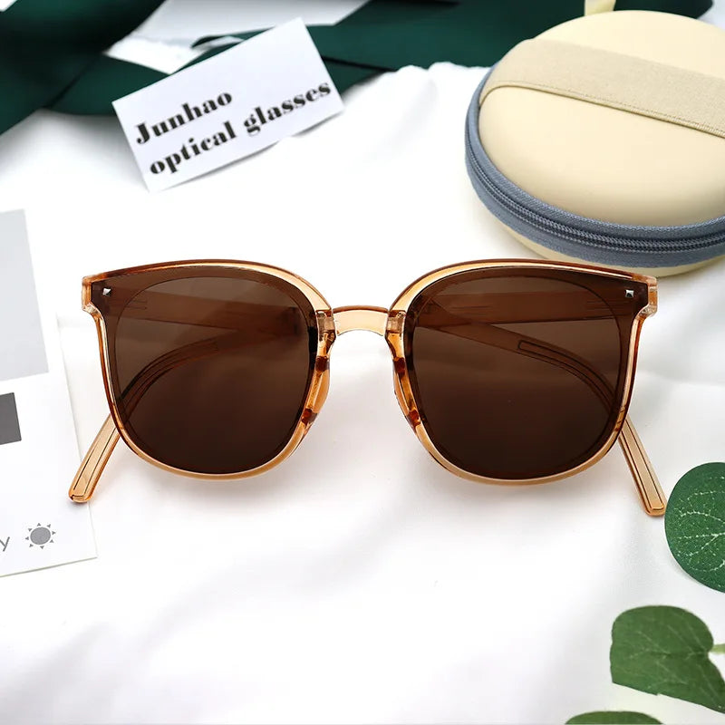 Folding Sunglasses Portable Sun Protection UV Blocking Eyewear Travel Fashion Accessory Summer 2026