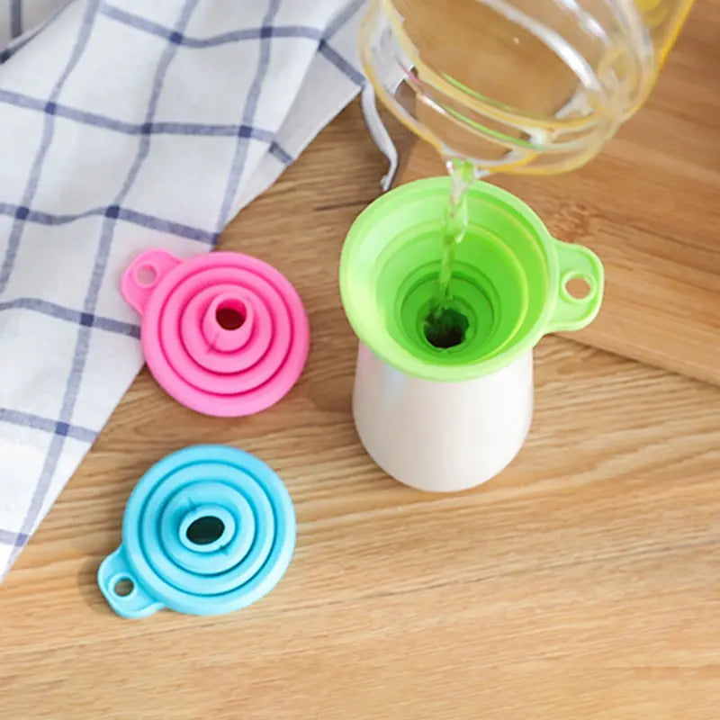 Household Telescopic Funnel Kitchen Tool - High Temperature Resistant Mini Folding Funnel - 4 colours Available