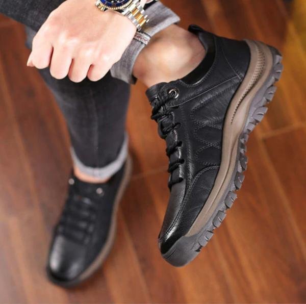 Hand-Sewn Leather Leisure Shoes for Men, Waterproof, Comfortable, Non-Slip Rubber Sole, Lightweight for Outdoor Activities